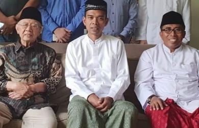Gus Sholah Wafat, UAS Tak Jadi Serahkan Disertasinya, “Ada yang Lebih Cepat dari Niat”