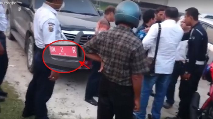 VIDEO: Pria Ngaku Ketua DPRD Cekcok dengan Pengendara Jazz Viral, Sosoknya Buat Penasaran!