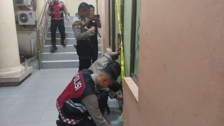 Polisi Segel Kantor Sub Bagian Humas DPRD Riau