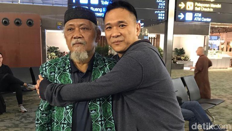 Terungkap! Ini Dia Pria yang Biayai 65 Gurunya Piknik ke Luar Negeri