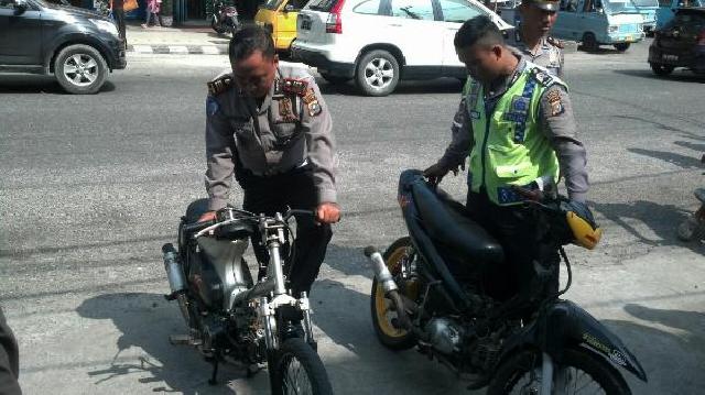 Ke Pasar Tak Pakai Helm, Puluhan Kendaraan Terjaring Razia