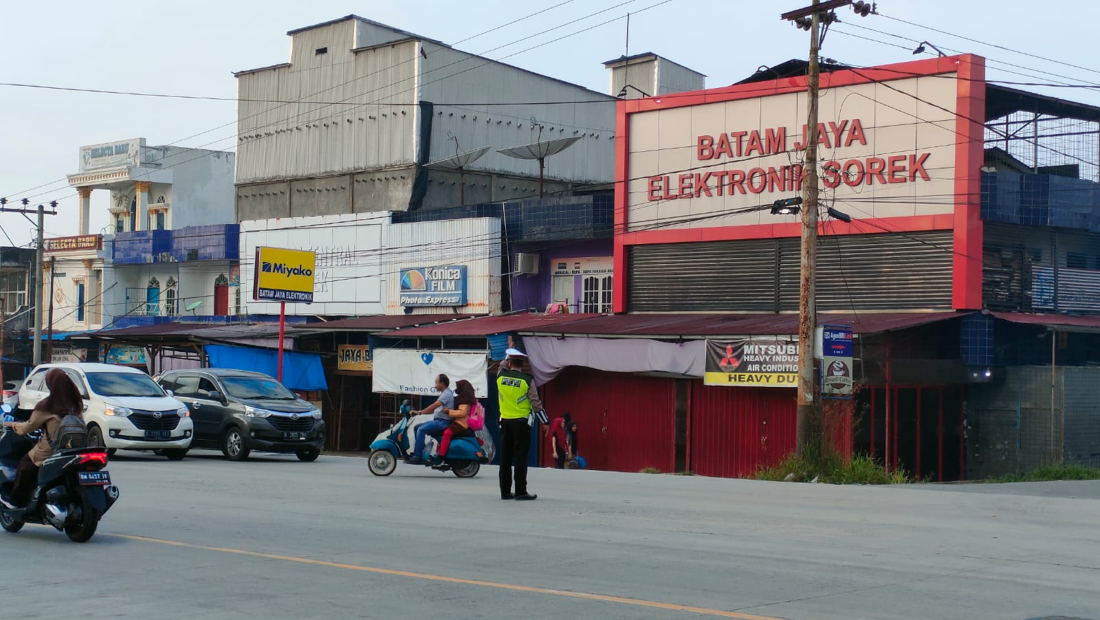 Patroli Pagi, Polsek Pangkalan Kuras Atur Lalu Lintas di Simpang Beringin