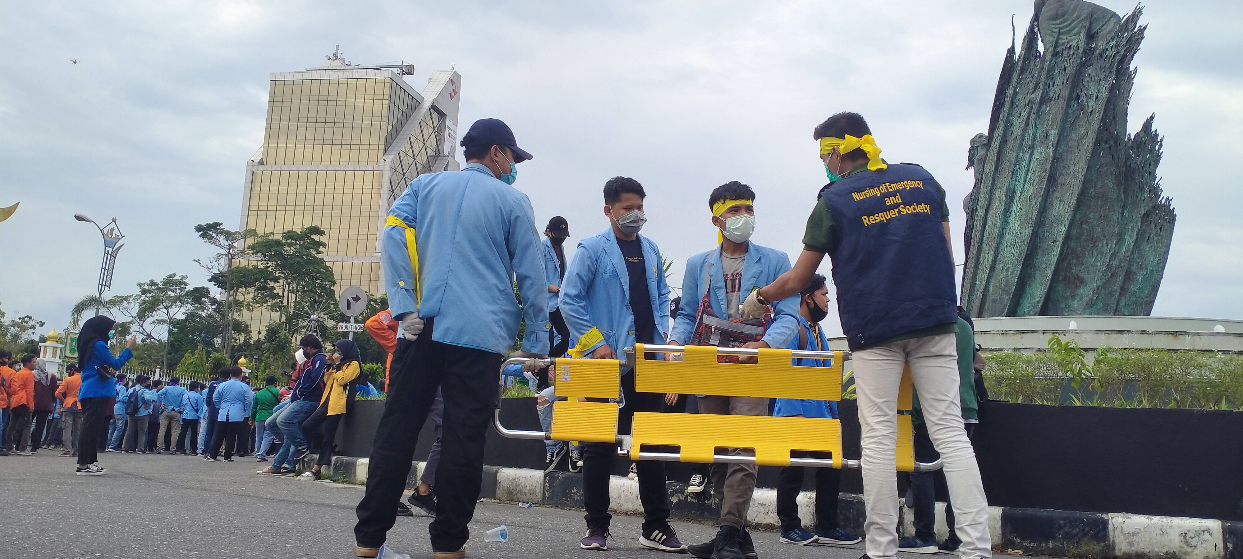 Massa Aksi Mulai Bergerak, Ada Tim Medis Bawa Tandu