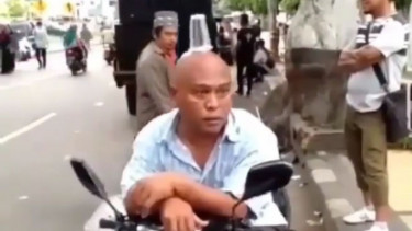 Kocak, Aksi Pria Ini Berhasil Tarik Perhatian Orang Sekitar