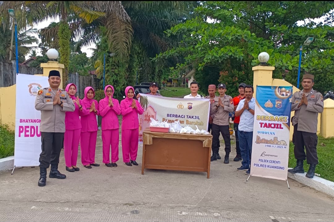 Polsek Cerenti dan Bhayangkari Berbagi Takjil kepada Masyarakat