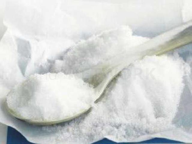 Sejumput garam dalam air cucian bikin warna baju tak cepat luntur ?