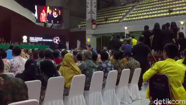 Acungkan 'Kartu Kuning' ke Jokowi, Mahasiswa UI Dihalau Paspampres
