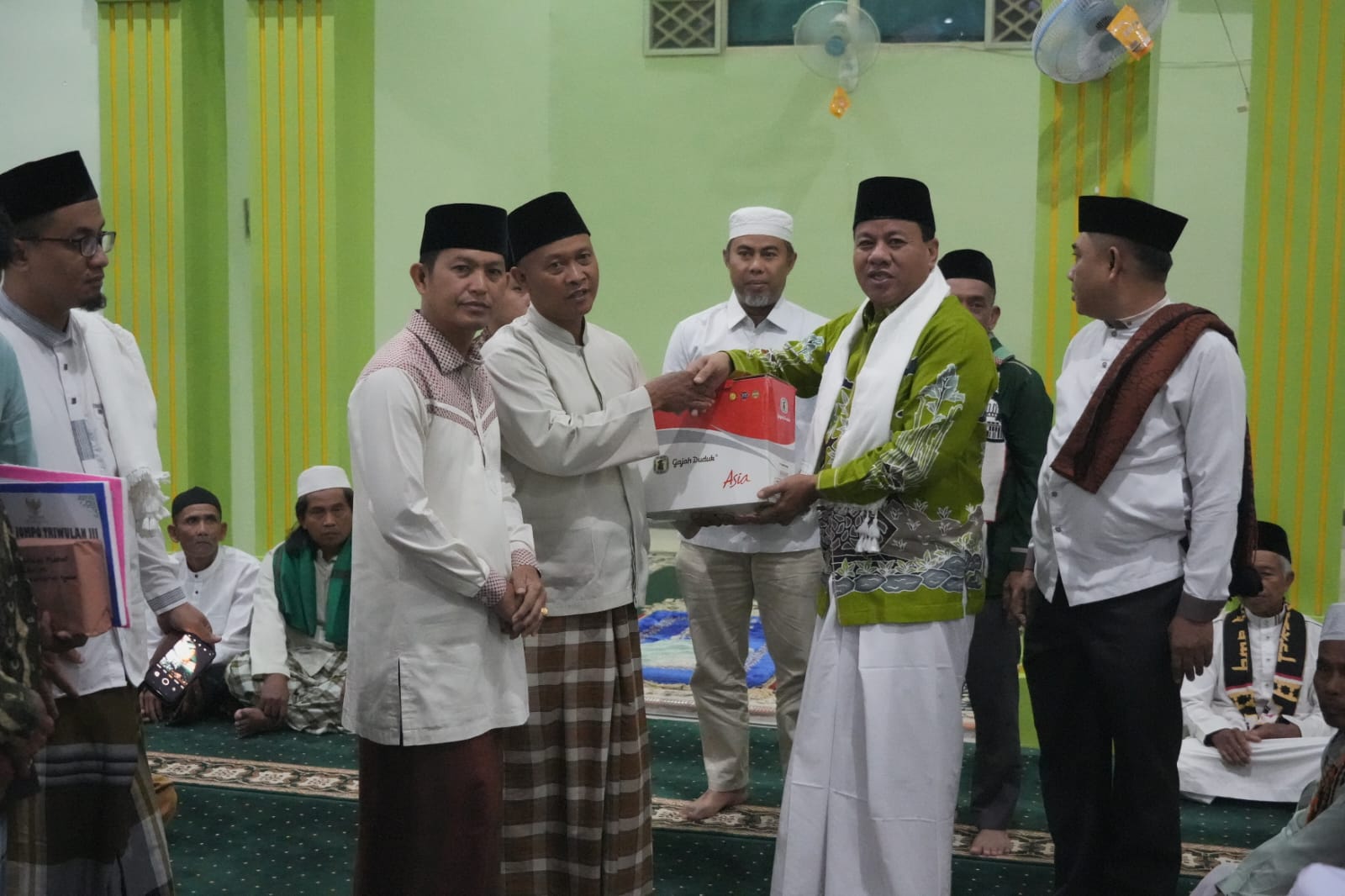 Subuh Berkah, Bupati Kuansing Berikan Bantuan Rumah Layak Huni dan Umroh di Beringin Jaya