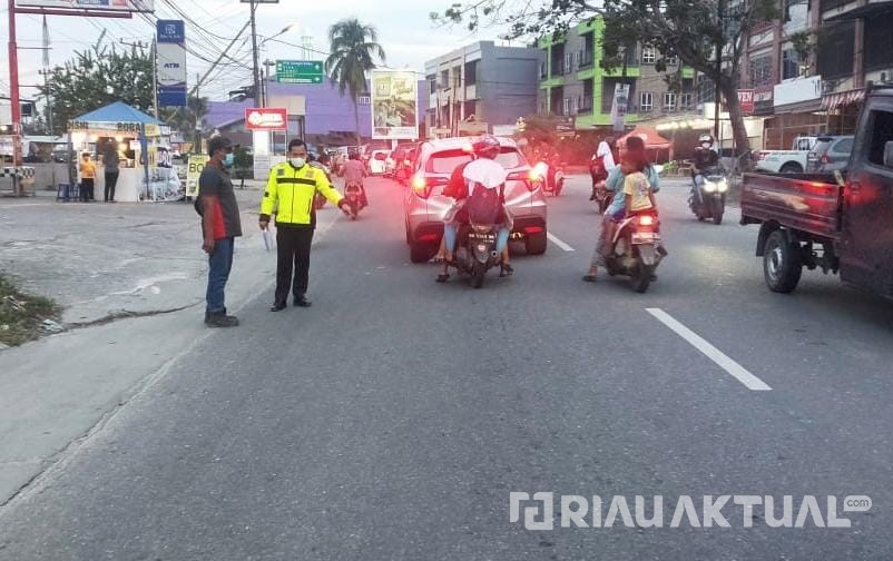 Dada Memar, Pemotor Tewas Usai Hantam Truk