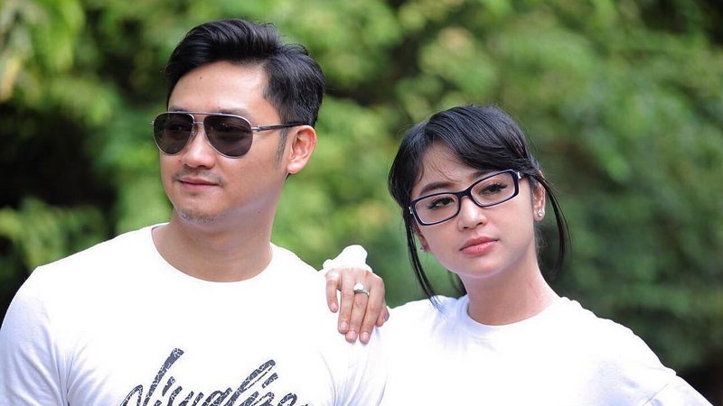 Cemburu Buta, Dewi Perssik Labrak Dancer Wanita