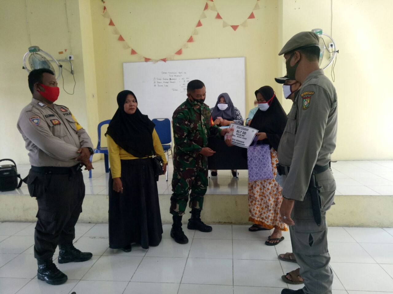 Babinsa Desa Merangin Monitoring Pembagian BLT DD