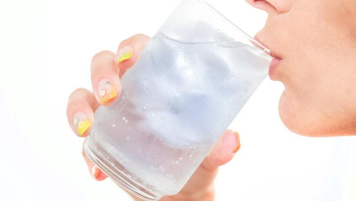Ketahui 5 Manfaat Minum Air Dingin dan Risikonya