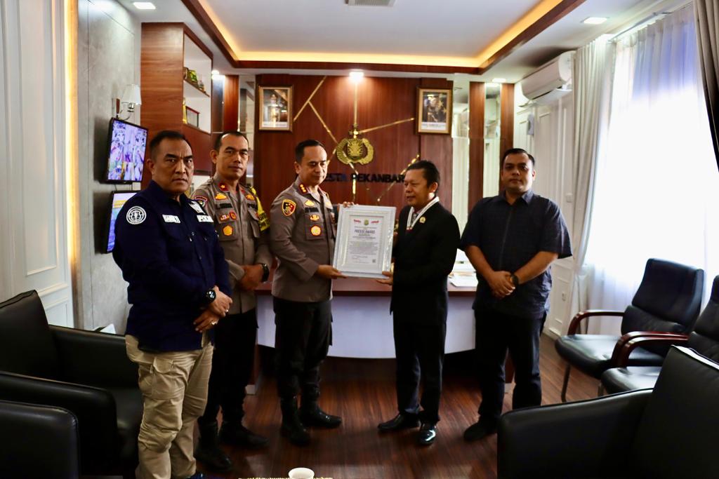 Sukses Ungkap Peredaran 69 Kilogram Sabu, Kapolresta Pekanbaru Terima Penghargaan Lemkapi
