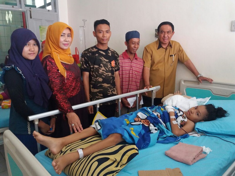 Bupati Inhil Beserta Istri Jenguk Annisah, Bocah 11 Tahun Penderita Tumor Ganas