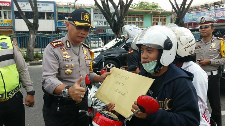 Ops Zebra Siak 2017, Kapolresta Pekanbaru Beri Bingkisan Pada Pengendara Tertib Lalulintas