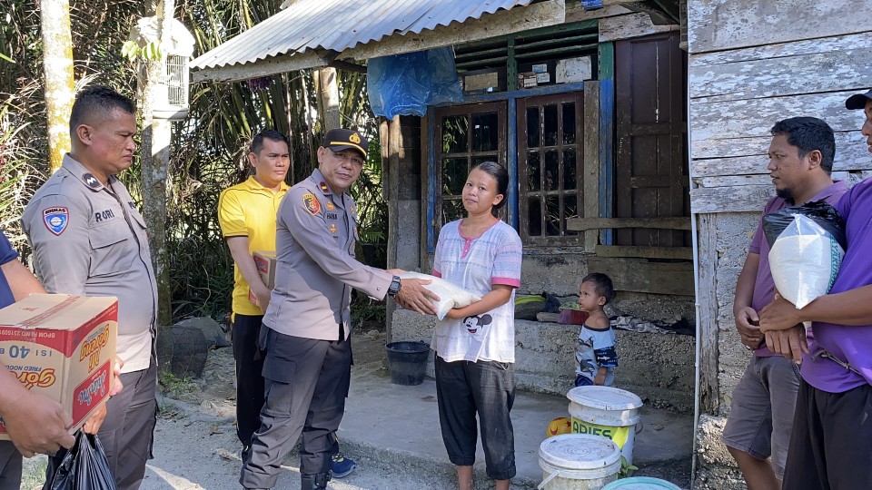 Luapan Anak Sungai Kuantan Rendam 50 Rumah Warga Tebing Tinggi, Polsek Benai Salurkan Bantuan