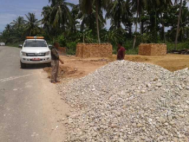 Satpol PP Rohil Tertibkan Tumpukan Material di Labuhan Tangga