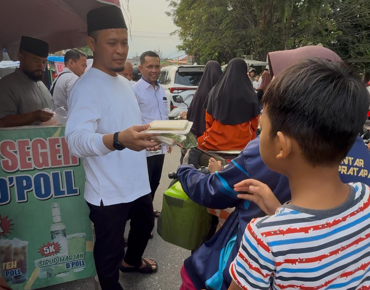 Serentak di Seluruh Kecamatan, Wali Kota Pekanbaru Borong Takjil dan Bagikan ke Warga