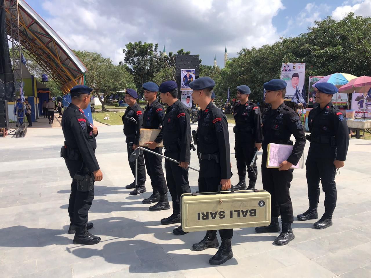 Unit Jibom Brimob Sterilisasi Lokasi Kampanye Calon Presiden RI di Dumai