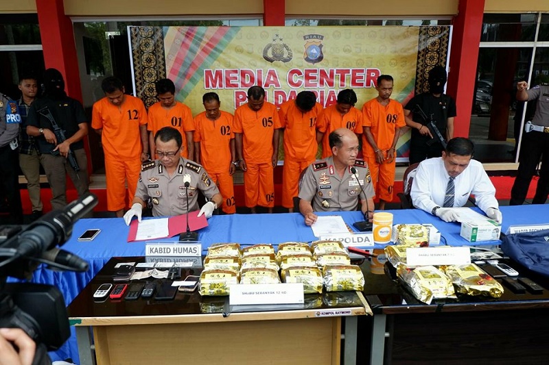 Polda Riau Tangkap Tujuh Kurir dan 17 Kg Sabu