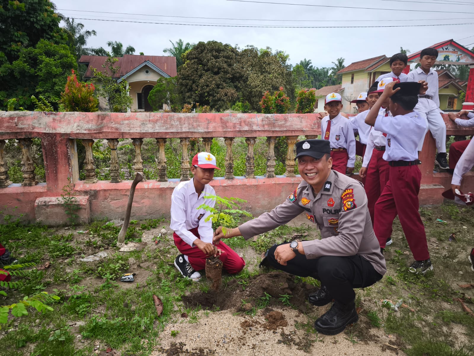 Polsek Lubuk Batu Jaya Ajak Siswa SDN 004 Cinta Lingkungan Lewat Program Green Policing
