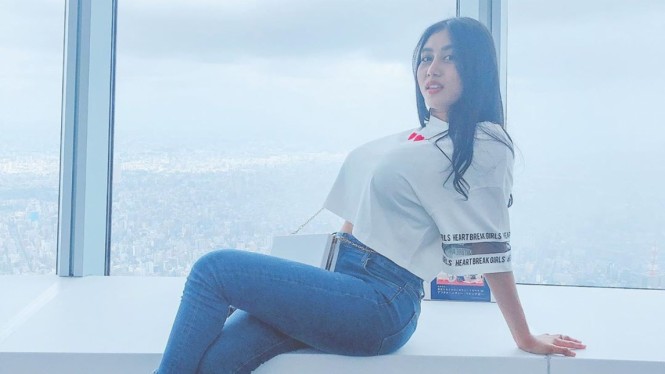 Bikin Gemetar! Pamela Safitri Pose di Pinggir Kolam Renang