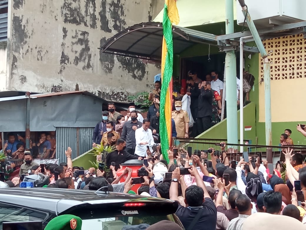 Sambangi Pasar Bawah, Presiden Jokowi Disambut Teriakan Histeris Emak-emak