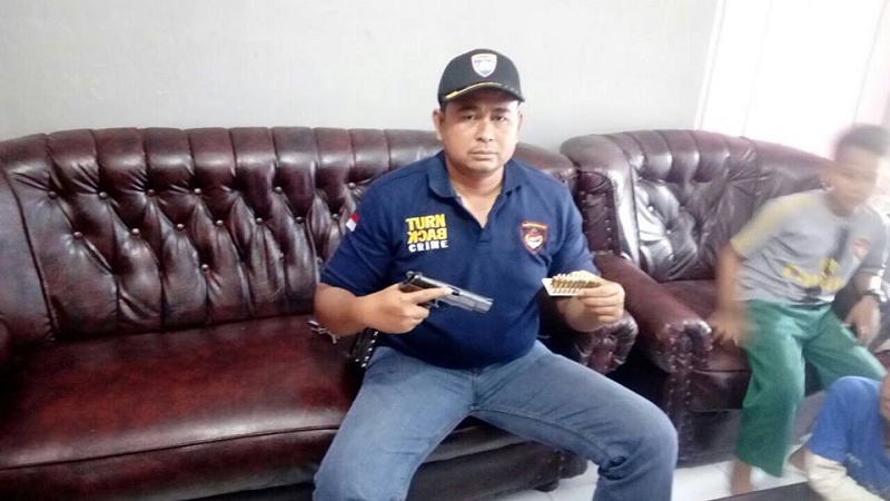 Ibu RT di Pekanbaru ini Kaget, Dapat Titipan Senpi Jenis FN, Lengkap Dengan 13 Butir Amunisi