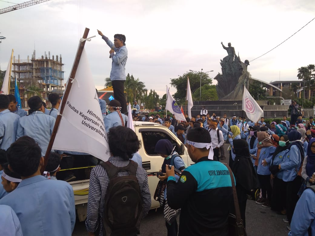 Demo Depan Polda, Mahasiswa UNRI Minta Kepolisian Usut Pelaku Persekusi Neno Warisman