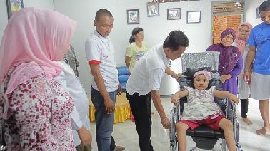 DPD PAN Pekanbaru Beri Kursi Roda untuk Nadiatul Islamiah