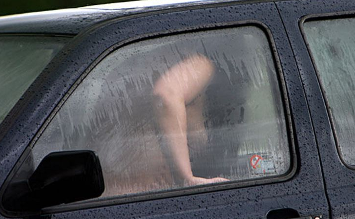 Suami Sudah Loyo, Seorang Guru Rela Bercinta Bersama Muridnya di dalam Mobil