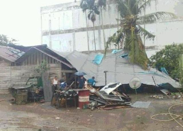 Dua Petak Rumah Hancur Diterjang Puting Beliung