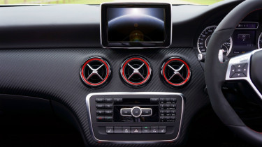 Bikin Mengkilap Dasbor Pakai Minyak, Solusi atau Merusak