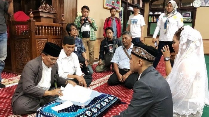 Tertangkap Jual Sabu, Pemuda Ini Terpaksa Menikah di Kantor Polisi