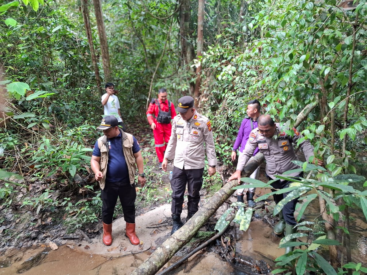 Polisi Tembus Hutan dan Lewati Jalan Ekstrem, Demi Pilkada Damai