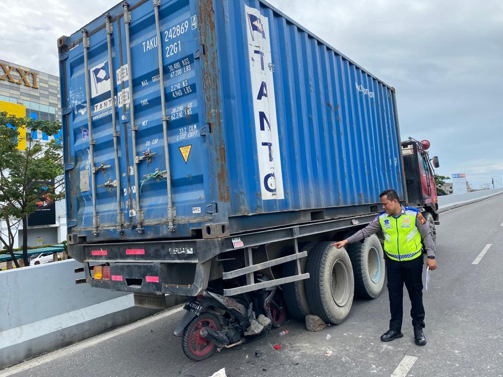 Honda Beat Seruduk Truk Kontainer di Flyover SKA, ini Penyebabnya Kata Polisi