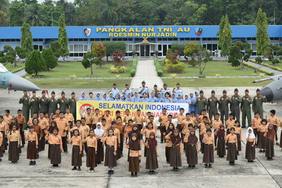 Lanud Rsn Pekanbaru Deklarasi Anti Narkoba Bersama Siswa SD Angkasa