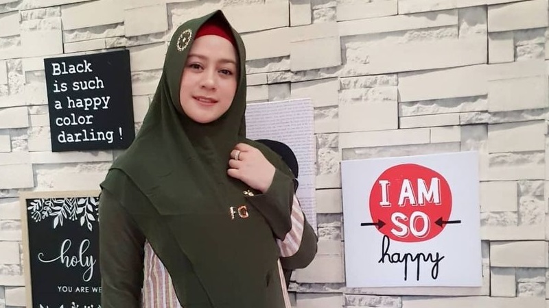 Empat Gaya Hijab Shinta Tanjung, Istri Ustadz Zacky Mirza yang Cantik