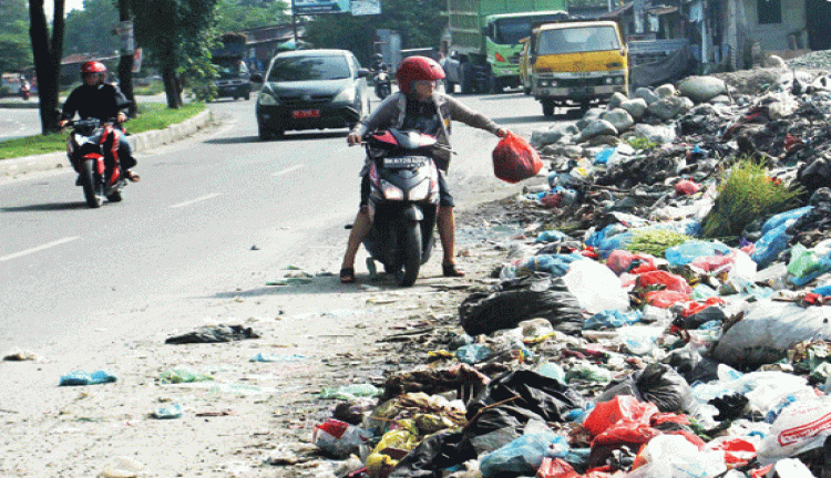 Hingga September Uang Denda Warga Pekanbaru Yang Buang Sampah Sembarangan Capai Rp28,5 Juta