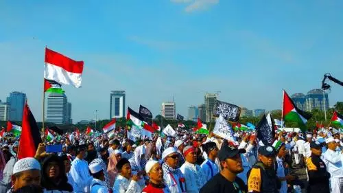Bendera Indonesia dan Palestina Berkibar di Tengah Lautan Massa Aksi 115