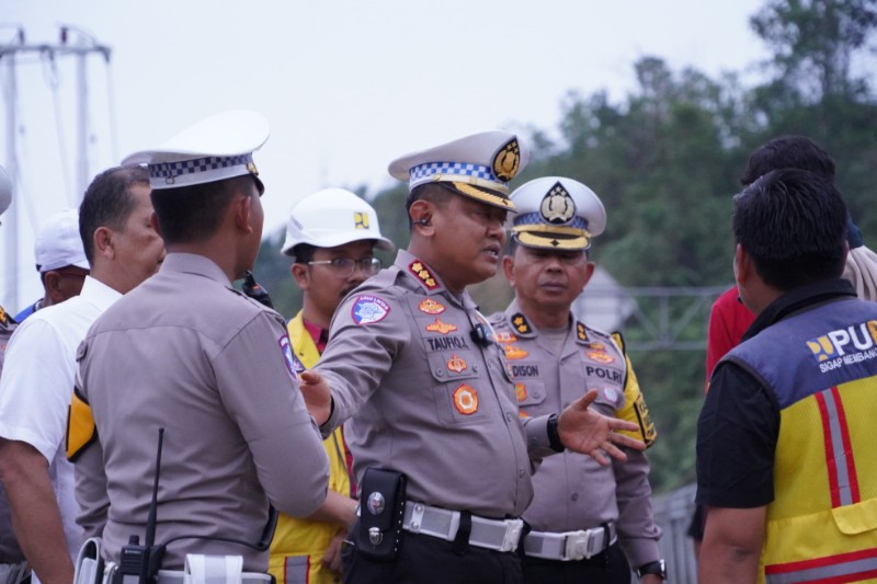 Jalan Lintas Riau-Sumbar Longsor, Kombes Pol Taufiq Tinjau Penanganan di Lokasi
