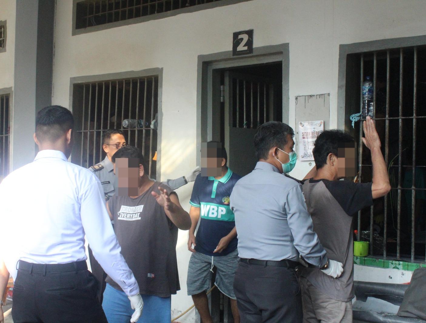 Cegah Peredaran Barang Terlarang, Lapas Bangkinang Razia Kamar Warga Binaan