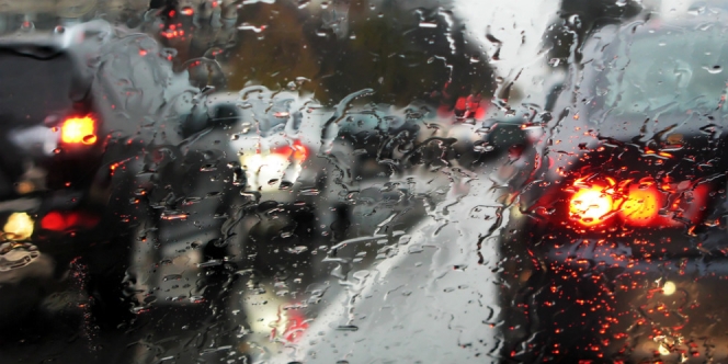 Kalau Hujan Lebat Saat Berkendara, Lampu Mobil Mana Harus Dinyalakan?