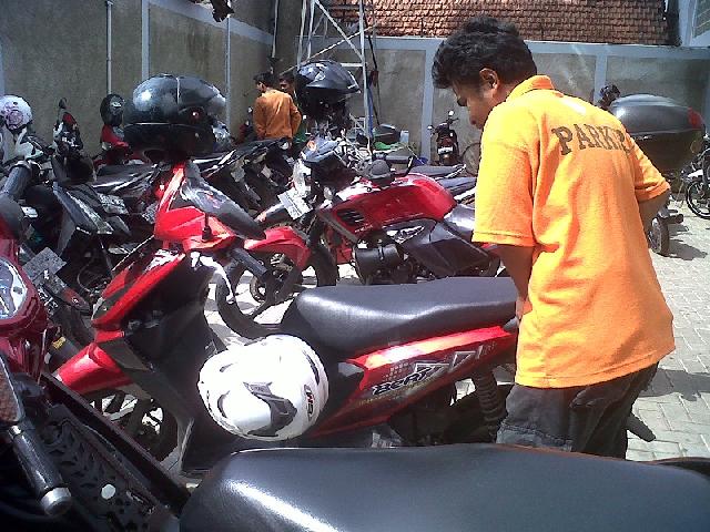 Jukir berlakukan tarif parkir sepeda motor Rp2000 di belakang MP dan depan Hotel Grand Zuri Pekanbar
