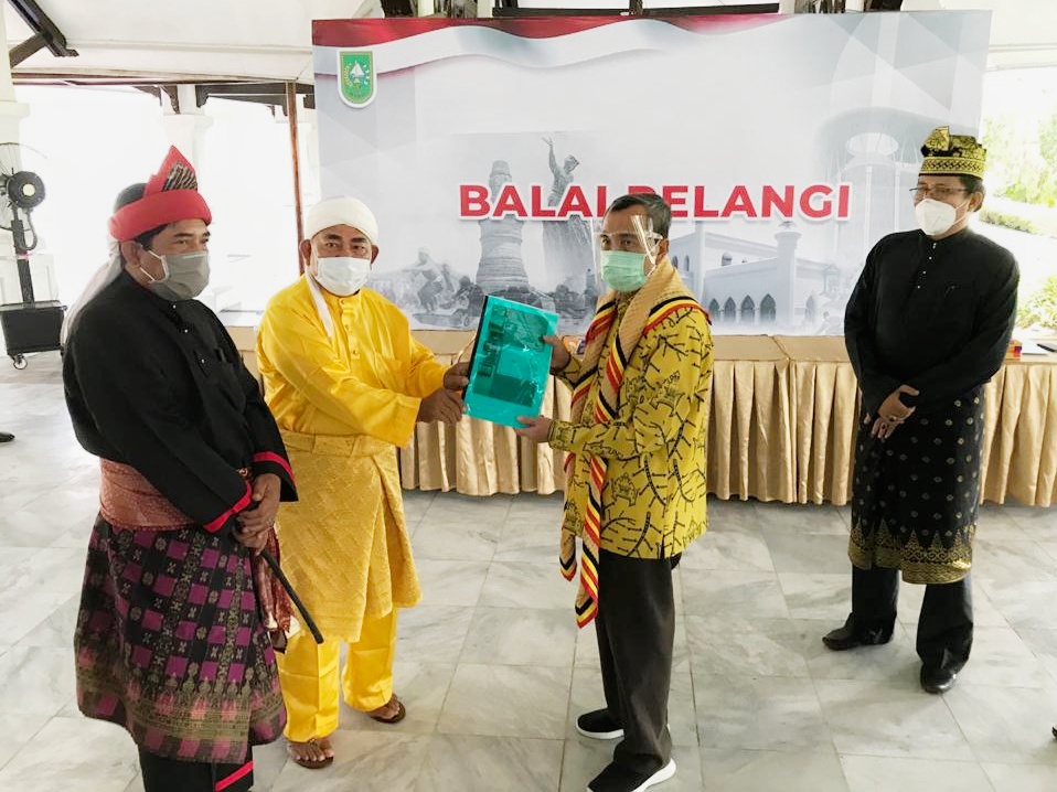 Gubernur Riau Terima Usulan Pengukuhan Hutan Adat Suku Sakai