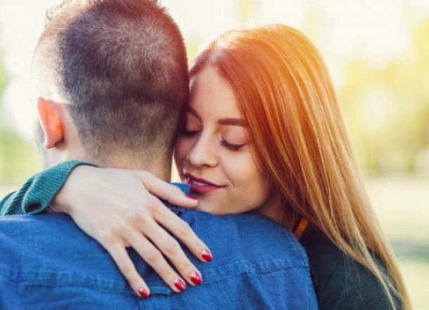 Alasan Ada Orang yang Suka Mencium Bau Pasangannya