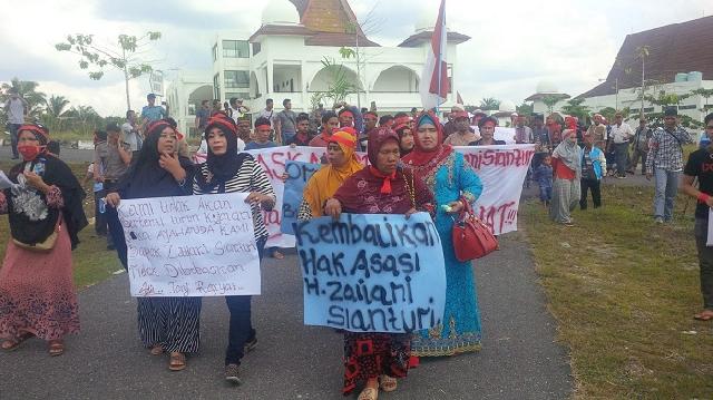Ratusan Warga Demo Pengadilan Negeri Rohil