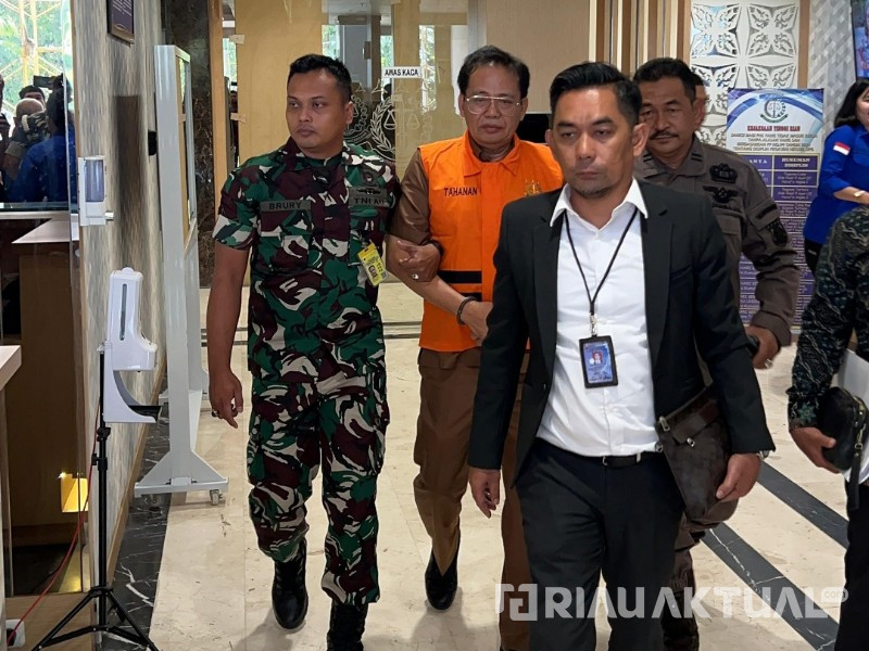 Penahanan Dua Tersangka Korupsi Dana Hibah PMI Riau Diperpanjang