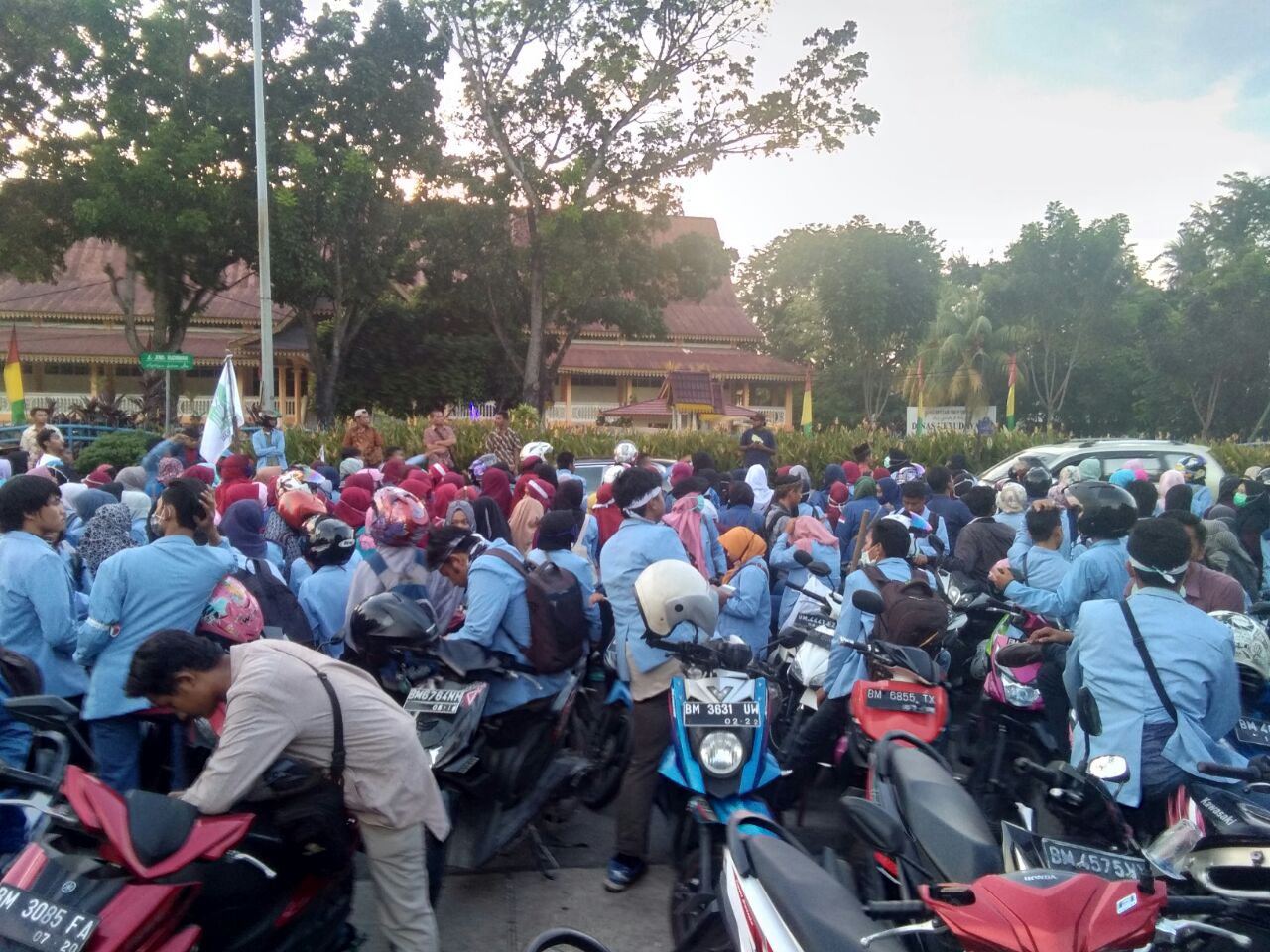 Mahasiswa Riau Minta Turunkan Jokowi, Aksi Demo Sempat Bentrok