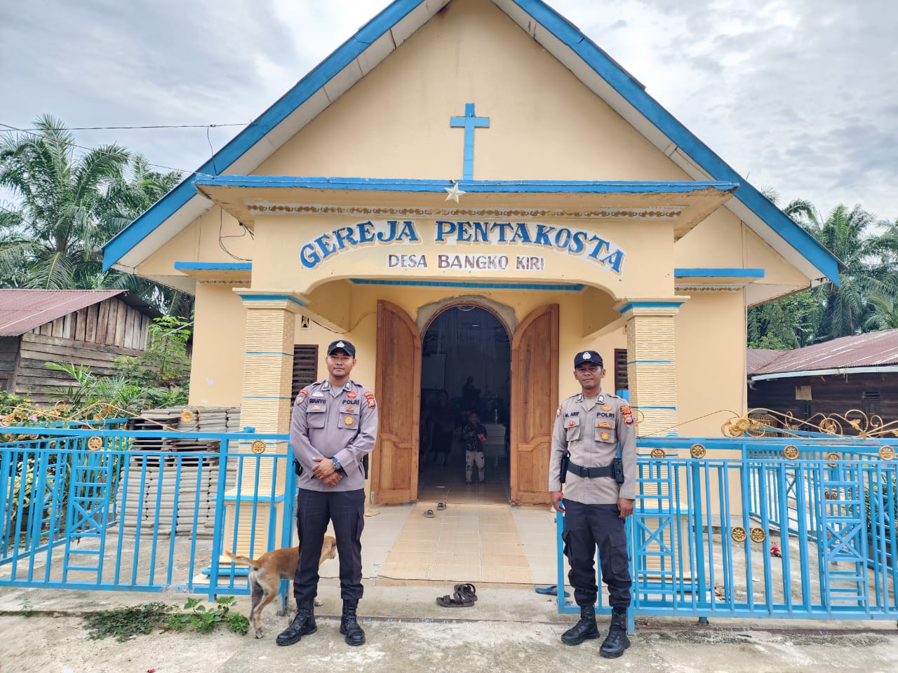 Polsek Bangko Pusako Amankan Gereja Saat Ibadah Minggu, Situasi Kondusif